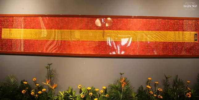 Bộ kinh Kim cang Bát nhã ba-la-mật được thêu năm Cảnh Thịnh VIII [1800], bằng chỉ ngũ sắc trên nền gấm vàng, bên dưới lót lớp lụa nhiễu điều