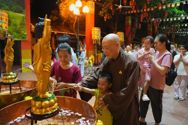 Em nhỏ được Hòa thượng trụ trì chùa Bằng hướng dẫn Tắm Phật