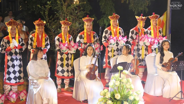 Chư Tăng mang áo Bá nạp