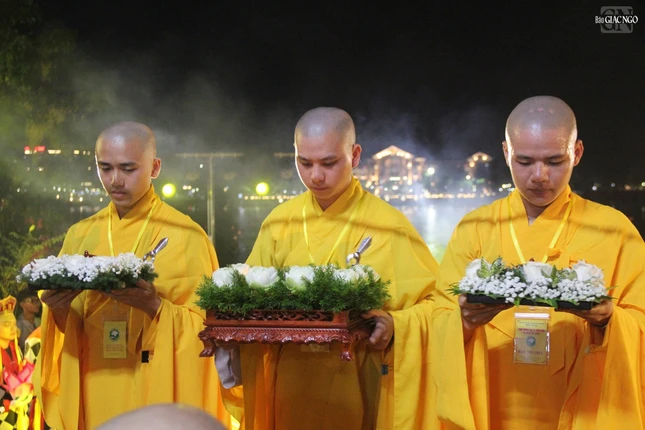 Dâng trầm hương cúng dường cung đón 7 bước chân thị hiện của Đức Thế tôn