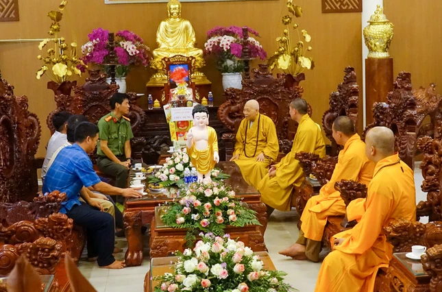 Hòa thượng Thích Quảng Xả cảm ơn sự quan tâm của lãnh đạo công an đã hỗ trợ các sinh hoạt Phật giáo tỉnh