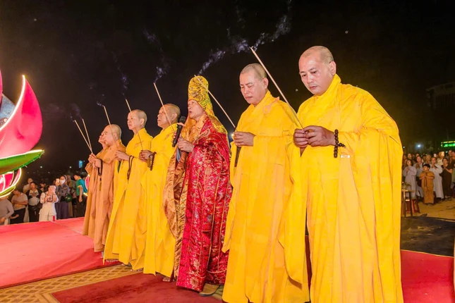 Chư tôn đức niêm hương lễ Phật