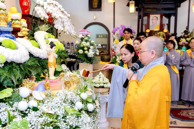 Thực hiện nghi thức Tắm Phật