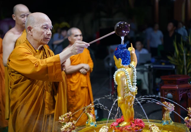 Hòa thượng Minh Thành chủ trì khóa lễ