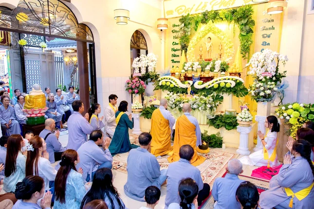 Khóa lễ tụng kinh Khánh đản tại chùa Liên Trì