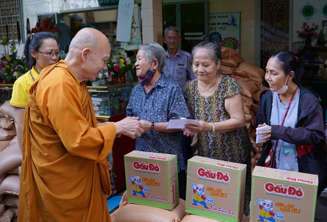 Trao quà đến bà con khó khăn