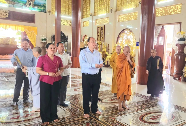 Đoàn dâng hương lễ Phật tại chánh điện tổ đình Sắc tứ Quan Âm