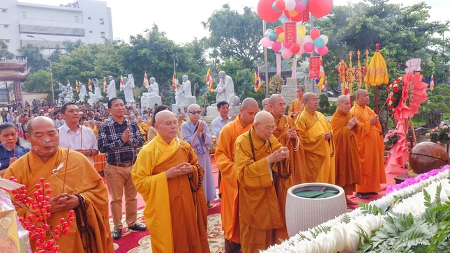 Chư tôn đức, đại biểu niêm hương cúng dường Chư tôn đức, đại biểu niêm hương cúng dường