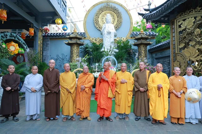Thượng tọa Quách Thành Satha, Ủy viên Thường trực Ban Trị sự GHPGVN TP.HCM phát biểu khai mạc diễu hành xe hoa