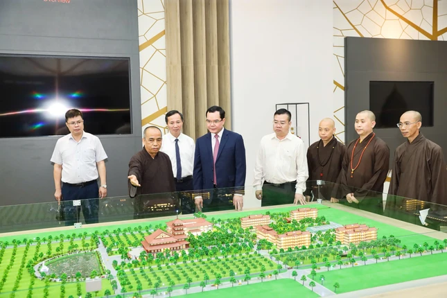 Hướng dẫn đoàn tham quan Học viện Hướng dẫn đoàn tham quan Học viện