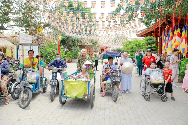 Trao quà đến các hoàn cảnh khó khăn Trao quà đến các hoàn cảnh khó khăn