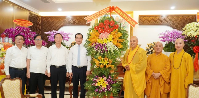Tặng hoa chúc mừng chư Tăng tổ đình Vĩnh Nghiêm nhân mùa Phật đản Phật lịch 2570 Tặng hoa chúc mừng chư Tăng tổ đình Vĩnh Nghiêm nhân mùa Phật đản Phật lịch 2570