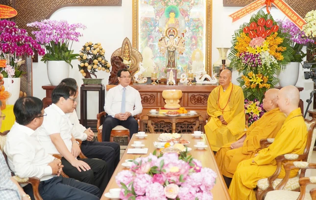 Bộ trưởng Bộ Dân tộc và Tôn giáo cùng các thành viên đoàn tại tổ đình Vĩnh Nghiêm Bộ trưởng Bộ Dân tộc và Tôn giáo cùng các thành viên đoàn tại tổ đình Vĩnh Nghiêm