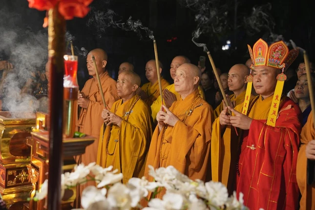 Hòa thượng Thích Bảo Nghiêm, Phó Chủ tịch Hội đồng Trị sự, Trưởng ban Hoằng pháp T.Ư, Trưởng ban Trị sự GHPGVN TP.Hà Nội, Trưởng ban Tổ chức Đại lễ cùng chư tôn đức lãnh đạo Ban Trị sự GHPGVN TP.Hà Nội, đại diện chính quyền các cấp và nhân dân, Phật tử đã cử hành nghi lễ niêm hương bạch Phật, cầu nguyện cho buổi lễ diễu hành thành tựu viên mãn