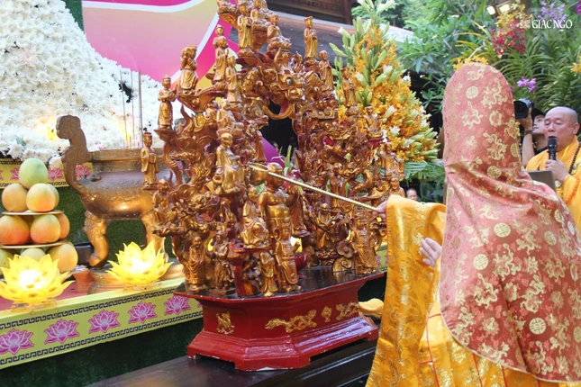 Trưởng lão Hòa thượng Thích Đức Thanh cử hành nghi thức Mộc dục
