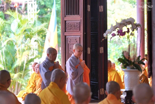 Chư Ni cung thỉnh Đại Tăng giáo giới