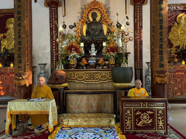 Trưởng lão Hòa thượng Tâm Tấn Chơn Tế làm Hòa thượng Y chỉ Luật sư; Trưởng lão Hòa thượng Thích Quang Nhuận, đại lao Hòa thượng Y chỉ Luật sư thừa hành pháp sự, tác pháp yết-ma thọ an cư