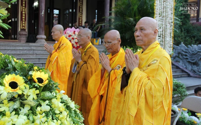 Chư tôn giáo phẩm tham dự