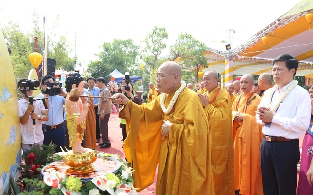 Trang nghiêm lễ Tắm Phật