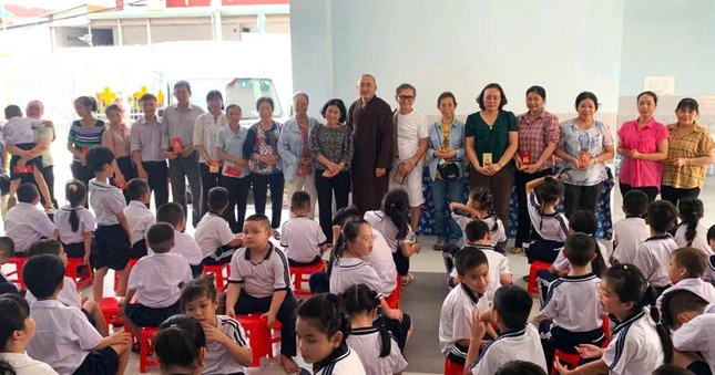 Trao quà tại Trường Hy Vọng