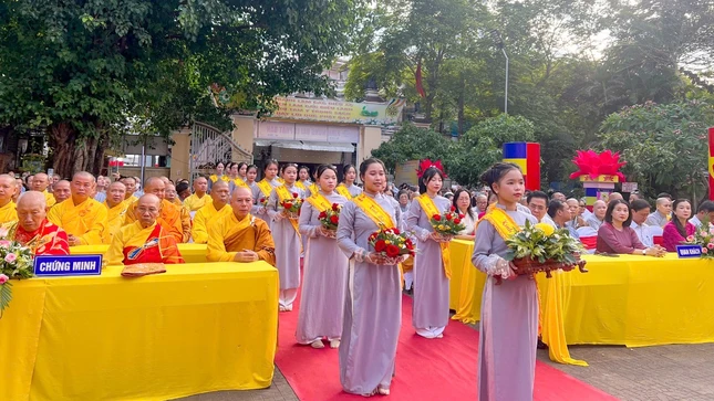 Dâng hoa cúng dường