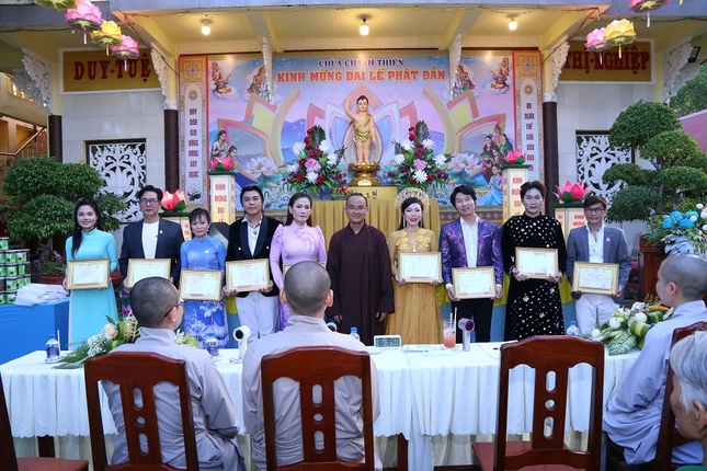 Trao bằng công đức đến nghệ sĩ