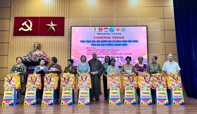 Thượng tọa Thích Trí Trường trao quà đến người dân có hoàn cảnh khó khăn