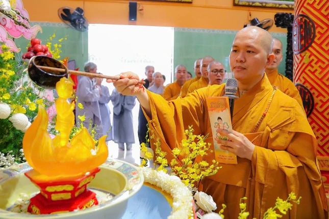 Đại đức Thích Thiện Chí cử hành nghi thức Mộc dục