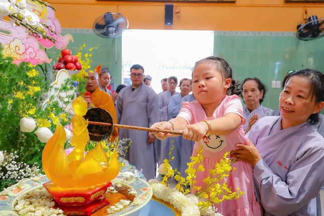 Em về chùa Tắm Phật