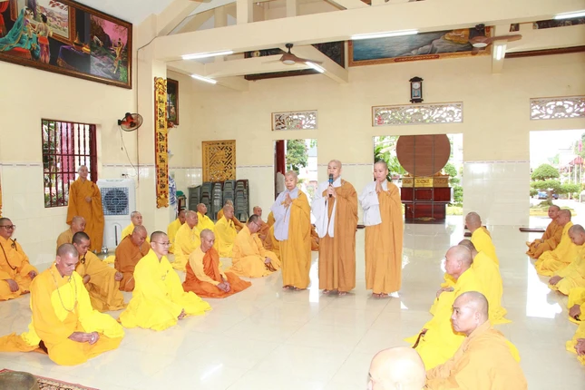 Chư Ni cầu Đại Tăng giáo giới thọ an cư Chư Ni cầu Đại Tăng giáo giới thọ an cư