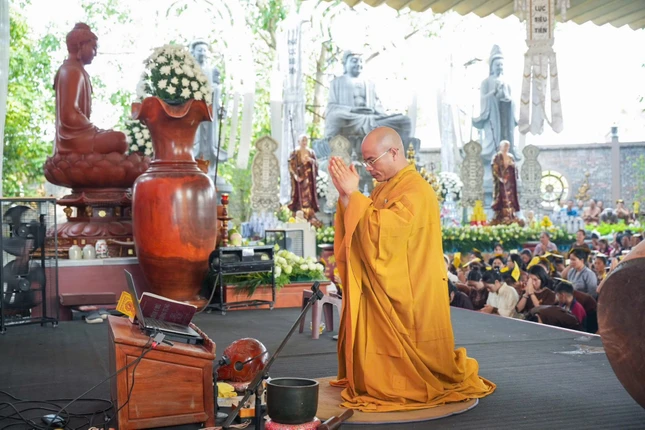 Đại đức Thích Quảng Hiếu niêm hương, đảnh lễ Tam bảo