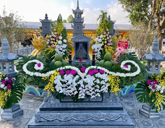Bảo tháp Trưởng lão Hòa thượng Thích Thanh Dục trong khuôn viên chùa Đoài Lâm (thôn Ngái Dừa, xã Kiến Xương, tỉnh Hưng Yên)