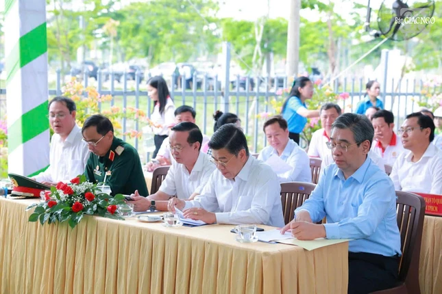 Đại diện lãnh đạo TP.HCM tham dự