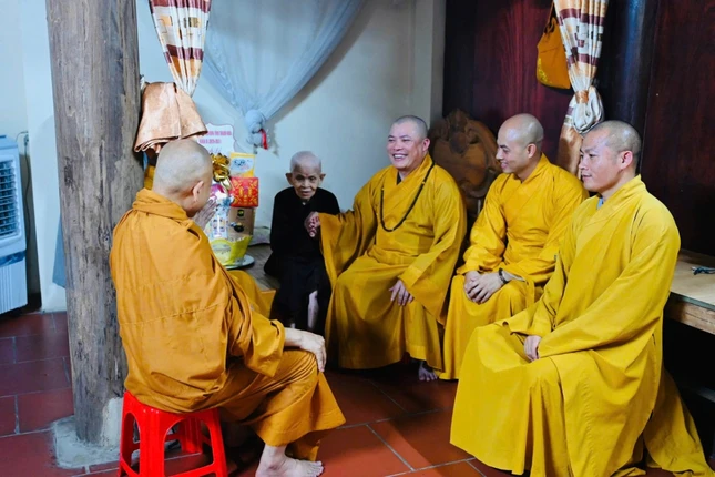 Thăm, vấn an sức khỏe Ni trưởng Thích Đàm Nhung