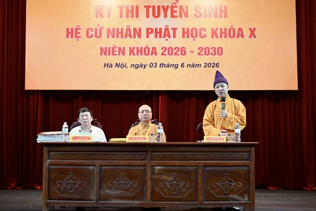 Hòa thượng Thích Thanh Quyết động viên các thí sinh