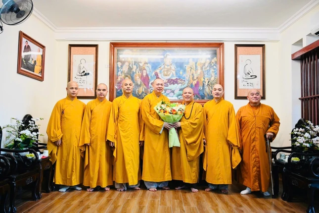 Tặng hoa tri ân Thượng tọa Thích Tâm Đức