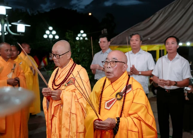 Chư tôn đức, đại biểu niêm hương Chư tôn đức, đại biểu niêm hương