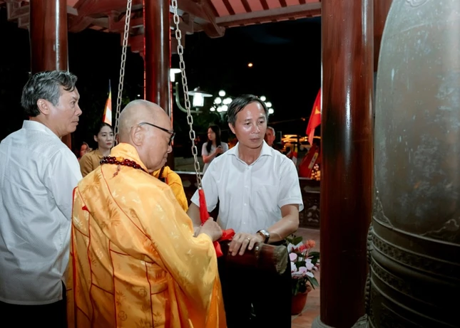 Hòa thượng Thích Tánh Nhiếp và ông Vũ Hoài Bắc thỉnh chuông Hòa thượng Thích Tánh Nhiếp và ông Vũ Hoài Bắc thỉnh chuông