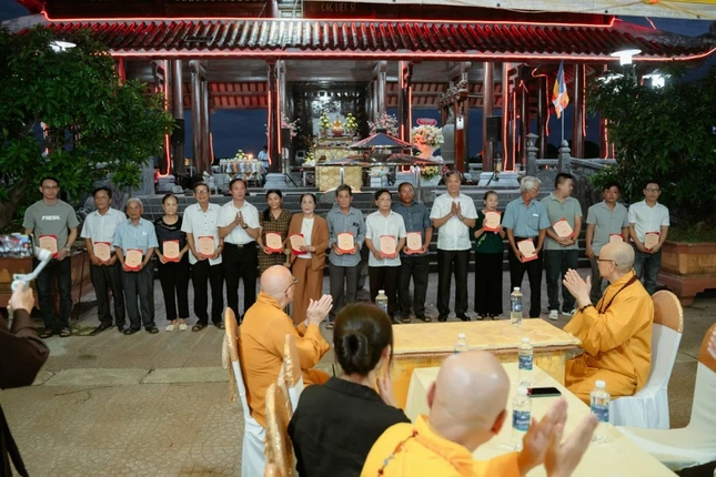 Trao quà tri ân Trao quà tri ân