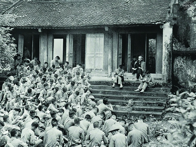 Chủ tịch Hồ Chí Minh về thăm Đền Hùng, nói chuyện với cán bộ, chiến sĩ Đại đoàn Quân tiên phong năm 1954 Chủ tịch Hồ Chí Minh về thăm Đền Hùng, nói chuyện với cán bộ, chiến sĩ Đại đoàn Quân tiên phong năm 1954