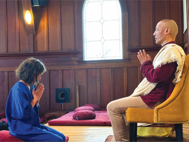 Trong dòng chảy biến động ấy, Anam Thubten Rinpoche đã đưa ra những suy tư về ranh giới giữa công nghệ và tâm linh, để nhắc nhở rằng, dù thế giới có chuyển mình đến đâu, cốt lõi thiêng liêng của con đường giải thoát vẫn nằm ở nơi sự sống, nơi con người và niềm tin hướng về Tam bảo
