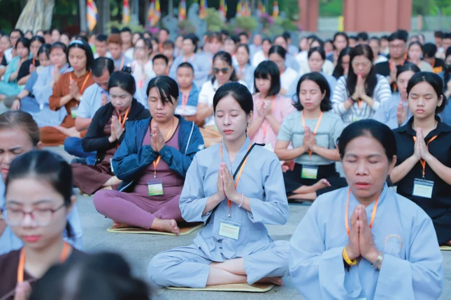 Dạy con trong thời đại số là một thử thách lớn. Nhưng nếu cha mẹ đủ chậm lại để nhìn sâu hơn vào nỗi cô đơn của con, đủ mềm lại để đối thoại thay vì phán xét, thì mỗi gia đình vẫn có thể trở thành nơi trú ẩn bình yên nhất
