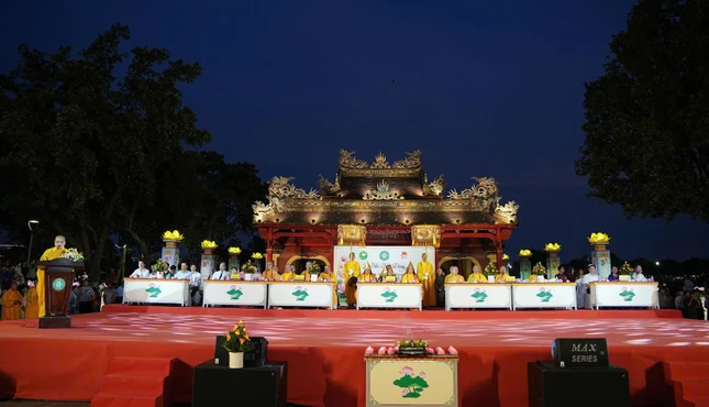 Khóa lễ diễn ra tại bến Nghênh Lương đình