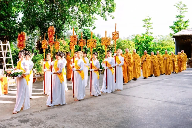 Cung thỉnh chư tôn đức quang lâm