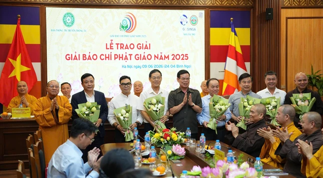 Tặng hoa tri ân đến Ban Giám khảo Tặng hoa tri ân đến Ban Giám khảo