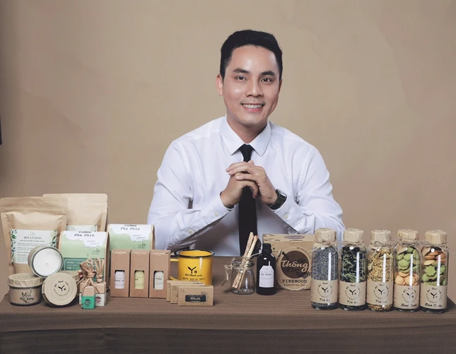 Anh Võ Thành Luân bên những sản phẩm được tạo ra bởi hệ sinh thái lao động của các bạn khiếm thính tại "Nhà Của Thời Thanh Xuân" - Ảnh: TTX Anh Võ Thành Luân bên những sản phẩm được tạo ra bởi hệ sinh thái lao động của các bạn khiếm thính tại "Nhà Của Thời Thanh Xuân" - Ảnh: TTX