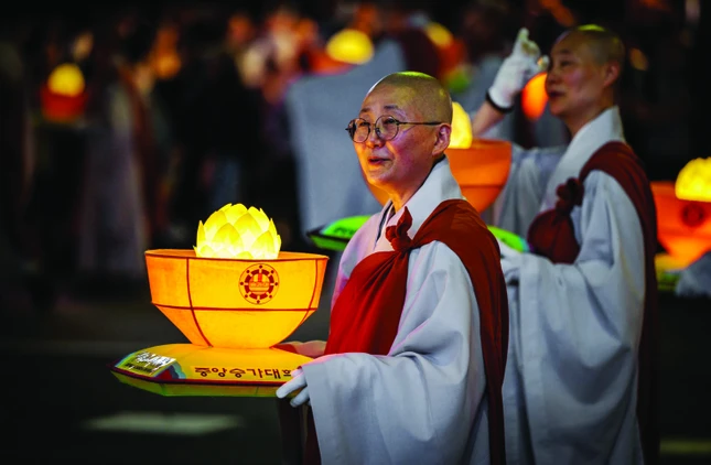 Chư Ni tham gia lễ hội đèn lồng trên đường phố Seoul