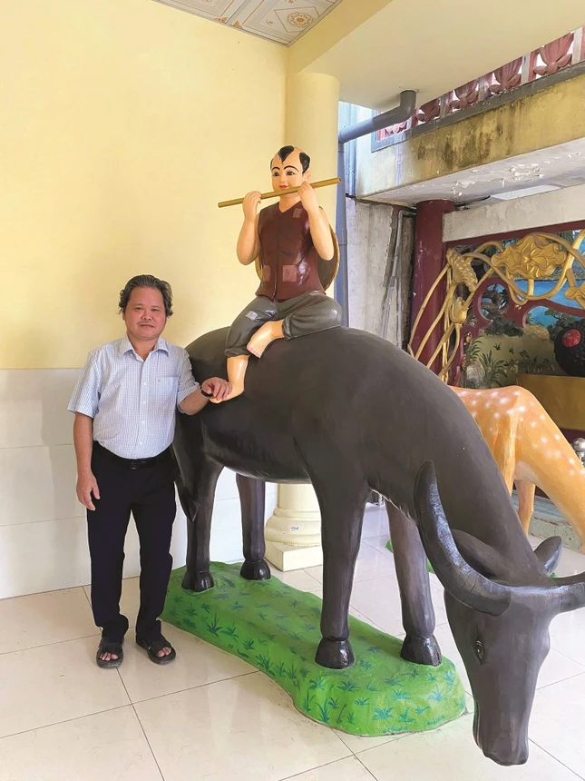 Tượng mục đồng ngồi thổi sáo trên lưng trâu ở chùa Phước Thạnh - Ảnh: Nguyễn Dũng