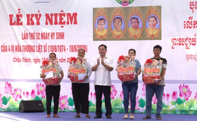 Lãnh đạo Đảng ủy xã Châu Thành tặng quà đến đại diện gia đình 4 vị Hòa thượng liệt sĩ