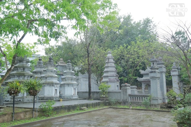 Bảo tháp chư vị Tổ sư trong khuôn viên tổ đình Bảo tháp chư vị Tổ sư trong khuôn viên tổ đình